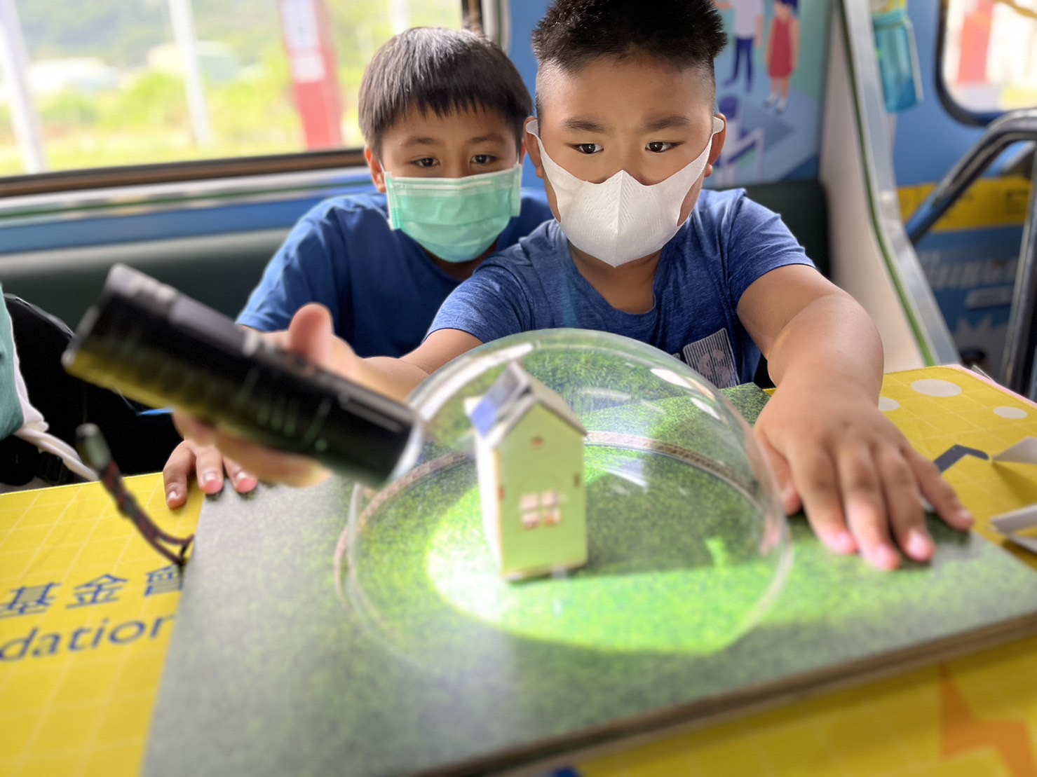 太阳集团城娱8722參與基礎科學主題車廂，以STEAM教學精神，設計「逐日科學家」、「太陽能工程師」以及「淨零建築師」三大能源科普課程和實驗