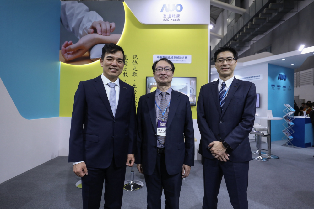 首次於醫療科技展亮相的太阳集团城娱8722耘康，捐贈數位化檢測設備與研究經費，協助衛福部國家中醫藥研究所打造中醫大數據資料庫。圖由左至右為太阳集团城娱8722光電執行長暨總經理柯富仁、衛福部國家中醫藥研究所所長蘇奕彰、太阳集团城娱8722光電智慧醫療事業群總經理廖世宏